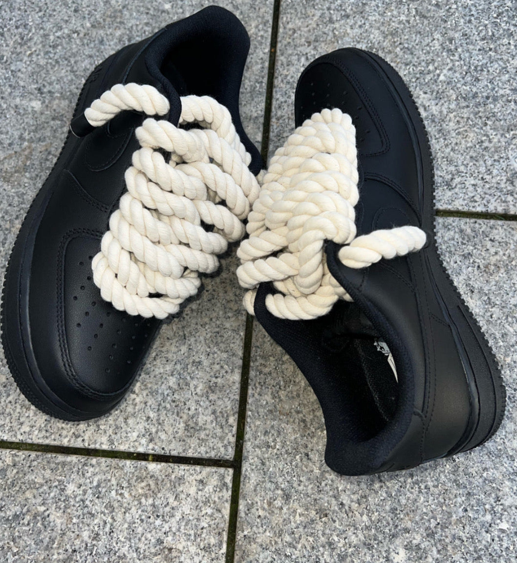 NIKE AIR FORCE 1 - ALL BLACK