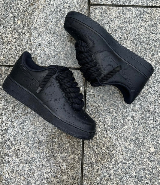 NIKE AIR FORCE 1 - ALL BLACK