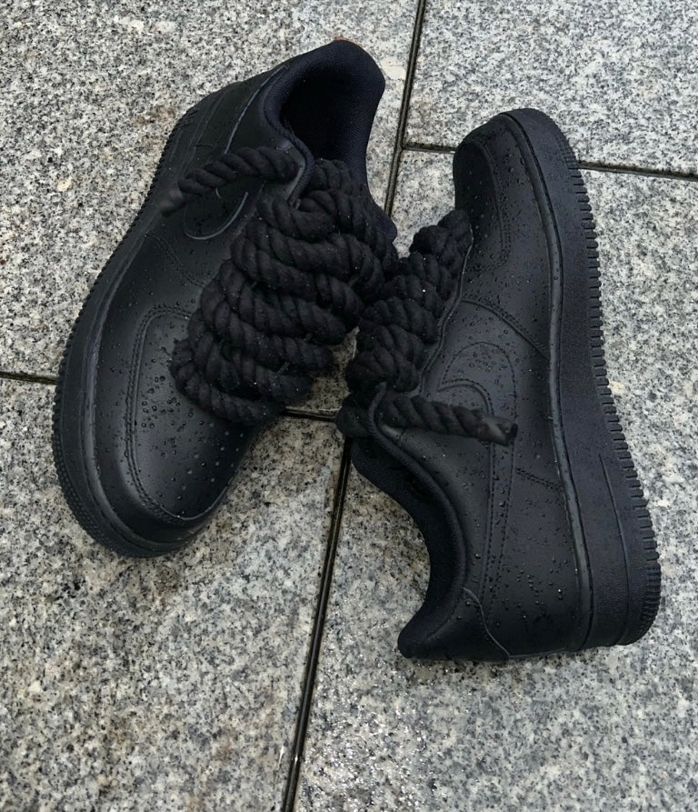 NIKE AIR FORCE 1 - ALL BLACK