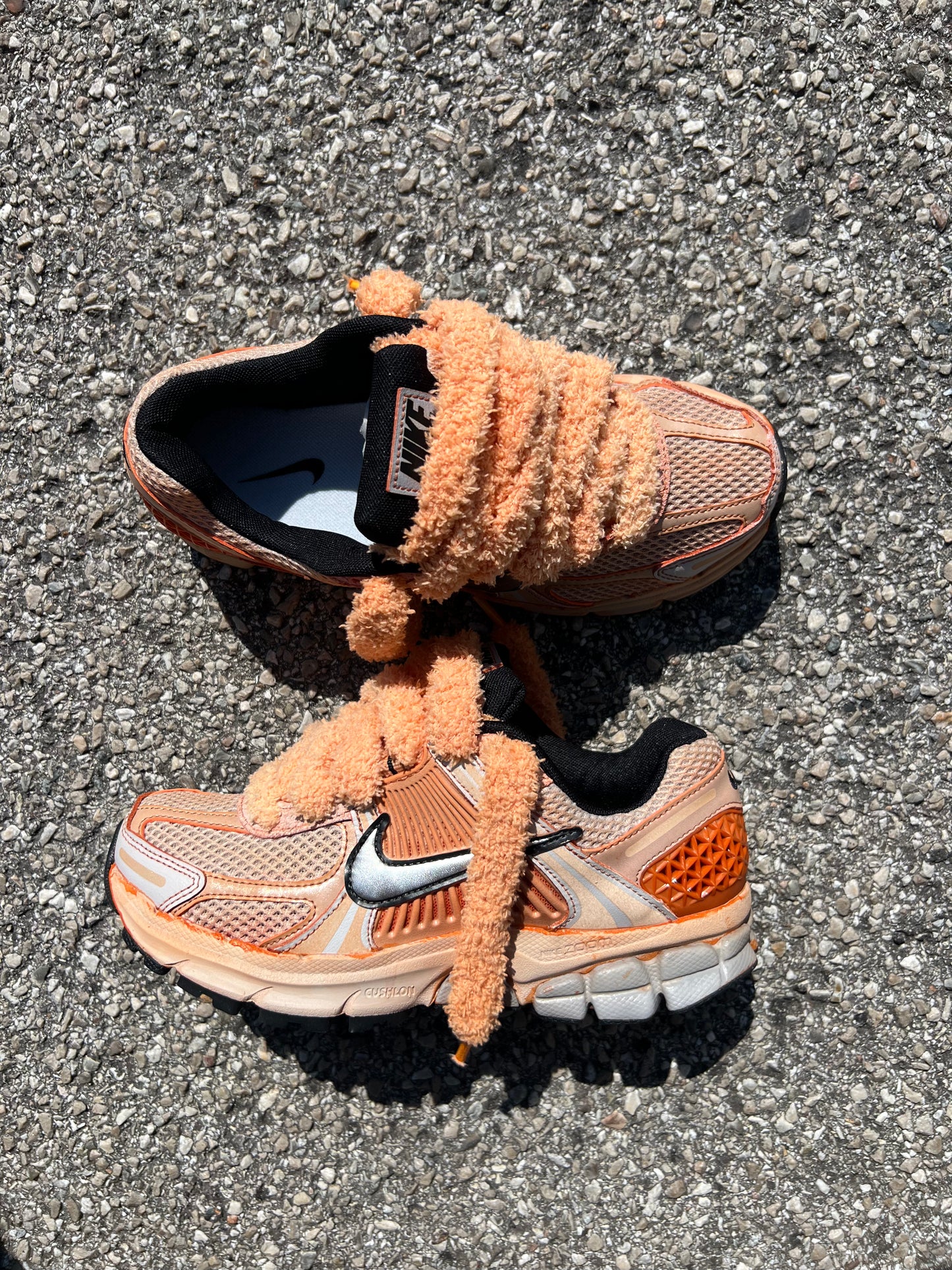 NIKE VOMERO 5 - PEACH