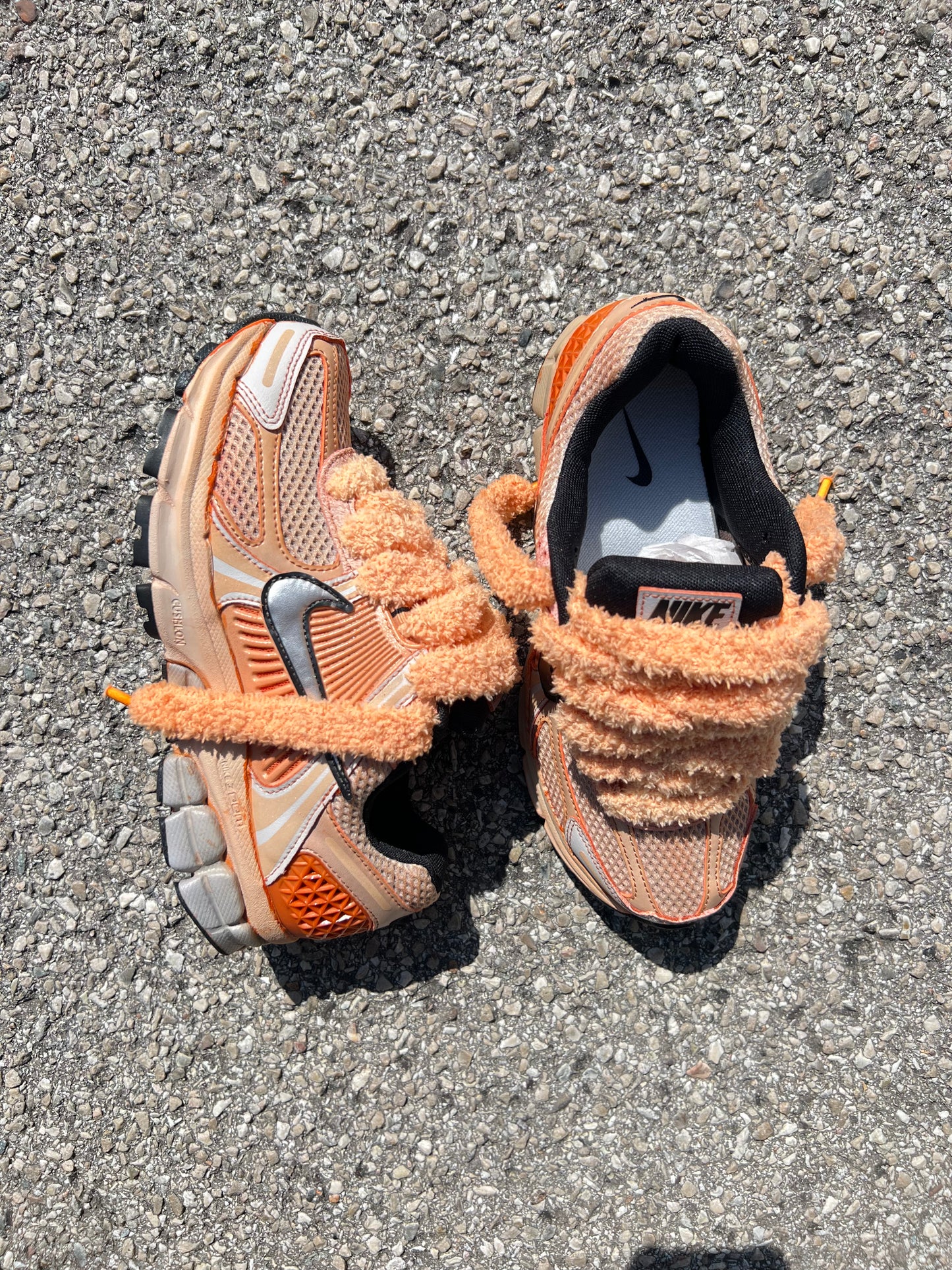 NIKE VOMERO 5 - PEACH