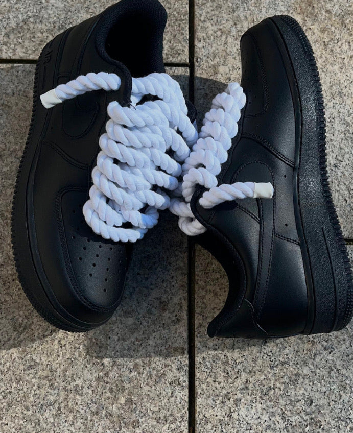 NIKE AIR FORCE 1 - ALL BLACK